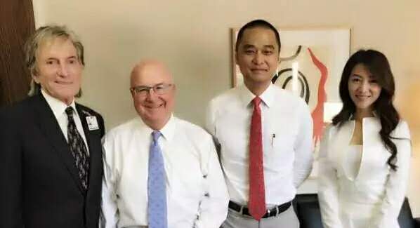 （从左至右）Dr. Spencer Koerner, Richard Jacobs (西达赛奈首席战略官), 冯唐与Summer Liu
