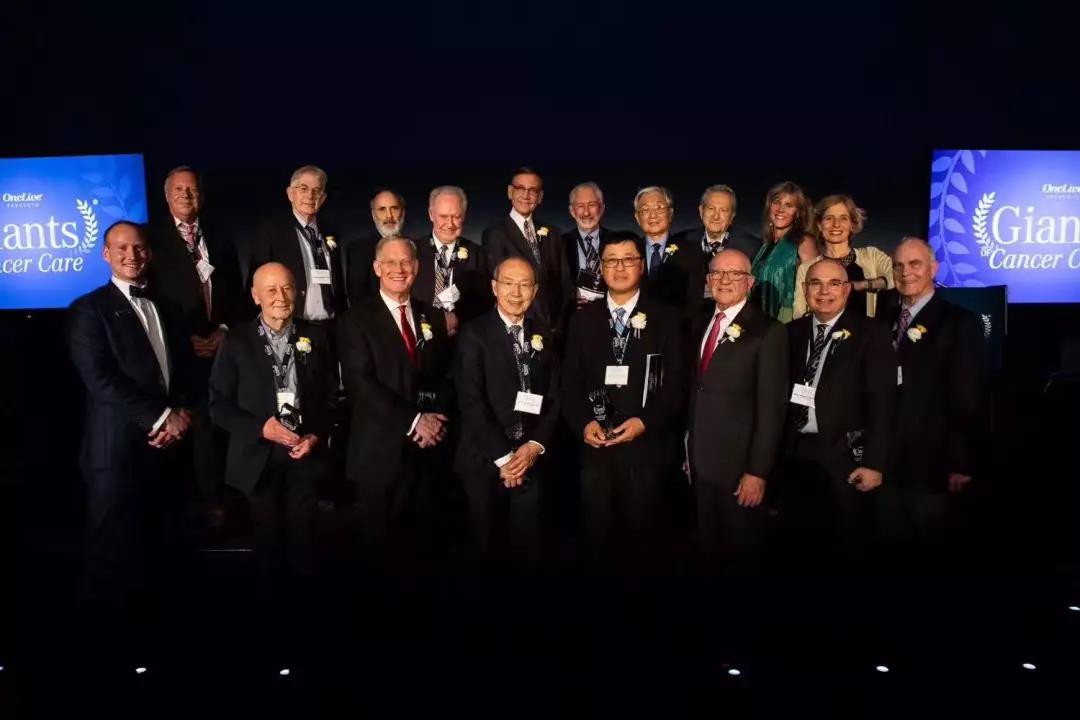 Armando Giuliano（前排右三）与PDL1的发现者陈列平（前排右四）等21位获2018年Giants of Cancer Care奖的嘉宾合影